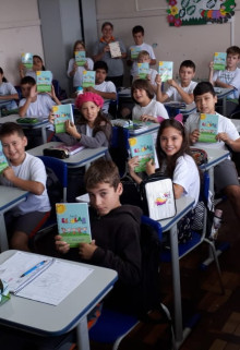 Secretaria de Educação de Itapejara D’Oeste realizou a entrega das Agendas Escolares 2019 aos estudantes das escolas da Rede Municipal.