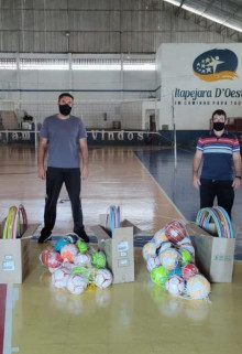 Prefeitura Municipal, por meio da Divisão de Esportes, realizou a Entrega de materiais esportivos para as Escolas Municipais.